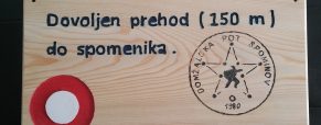 Obvestilna tablica na lesi v Radomljah