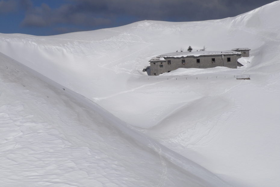 Italijanska gorska vojašnica pod Slatnikom.